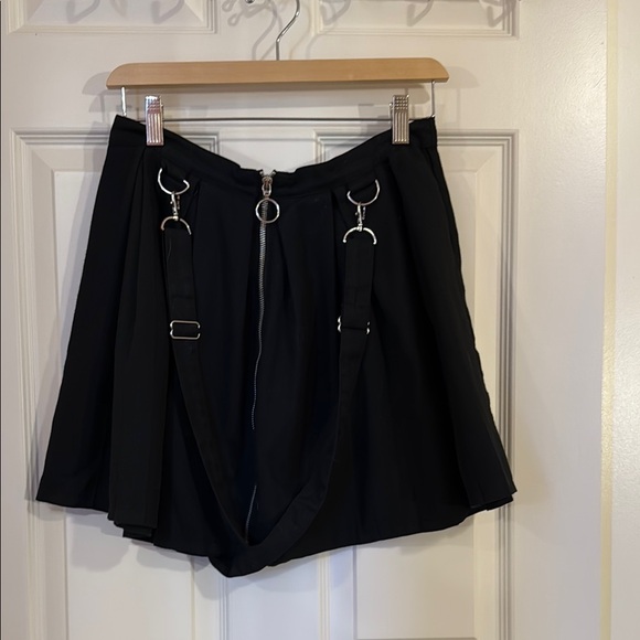 Hot Topic Dresses & Skirts - Hot Topic Black Zippered Skirt